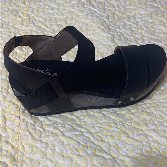 Elegant Black Women's Sandals - Picture 2 of 7
